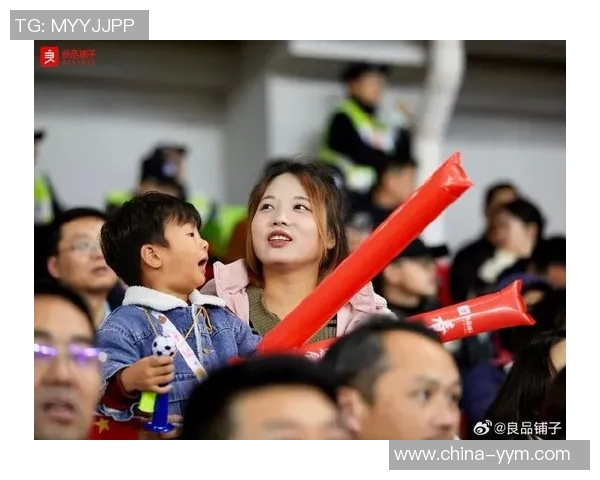 足球场上的暖心瞬间 球星与粉丝的深情互动与感动时刻