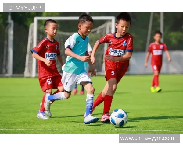 足球迷跨栏追球星为梦想奔跑彰显热血与执着